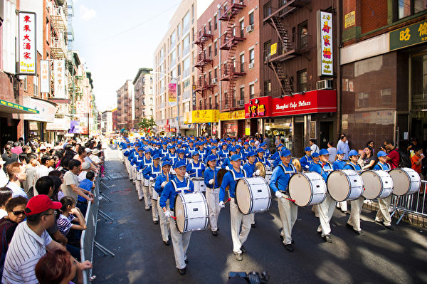 紐約天國樂團十年輝煌歷程。紐約天國樂團2010年9月4日，參加美國紐約曼哈頓中國城法輪功解體中共結束迫害大遊行。（戴兵／大紀元）