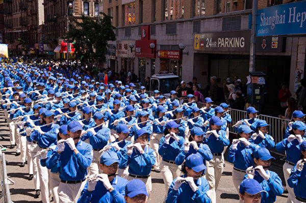 紐約天國樂團十年輝煌歷程。紐約天國樂團2012年5月12日，參加紐約曼哈頓中國城法輪功解體中共結束迫害大遊行。（戴兵／大紀元）