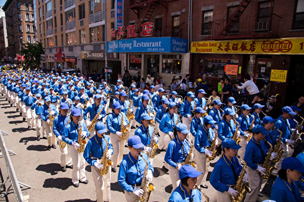 紐約天國樂團十年輝煌歷程。紐約天國樂團2012年5月12日，參加紐約曼哈頓中國城法輪功解體中共結束迫害大遊行。（戴兵／大紀元）