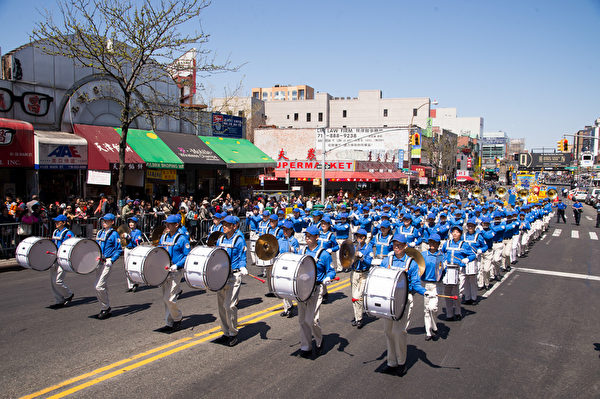 紐約天國樂團十年輝煌歷程。紐約天國樂團2013年4月27日，參加紐約法拉盛法輪功解體中共結束迫害大遊行。（戴兵／大紀元）