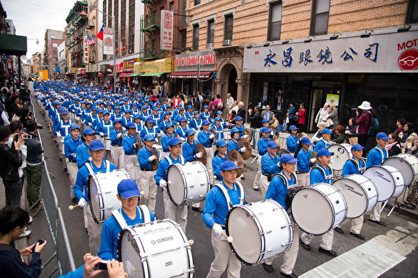 紐約天國樂團十年輝煌歷程。紐約天國樂團2013年5月18日，參加紐約曼哈頓中國城法輪功解體中共結束迫害大遊行。（戴兵／大紀元）