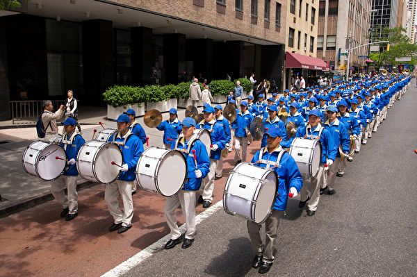 紐約天國樂團十年輝煌歷程。紐約天國樂團2014年5月14日，參加紐約曼哈頓法輪功解體中共結束迫害大遊行。（戴兵／大紀元）