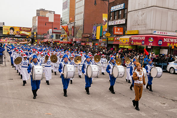 紐約天國樂團十年輝煌歷程。紐約天國樂團2015年2月21日參加紐約法拉盛慶祝中國新年大遊行。（戴兵／大紀元）