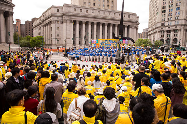 紐約天國樂團十年輝煌歷程。紐約天國樂團2015年5月13日在紐約聯邦廣場參加慶祝世界法輪大法日演出。（戴兵／大紀元）