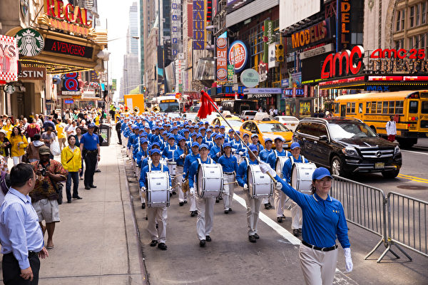紐約天國樂團十年輝煌歷程。紐約天國樂團2015年5月15日在紐約42街時代廣場遊行。（戴兵／大紀元）