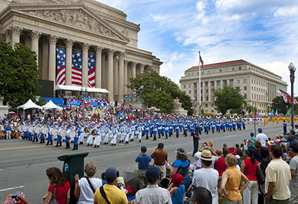 紐約天國樂團十年輝煌歷程。紐約天國樂團2009年7月4日，參加美國首都華盛頓DC慶祝美國國慶大遊行。（愛德華／大紀元）