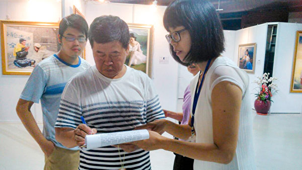 台中市民在“刑事举报江泽民”联署书上签名，希望能共同制止这场对法轮功的迫害。(明慧网）