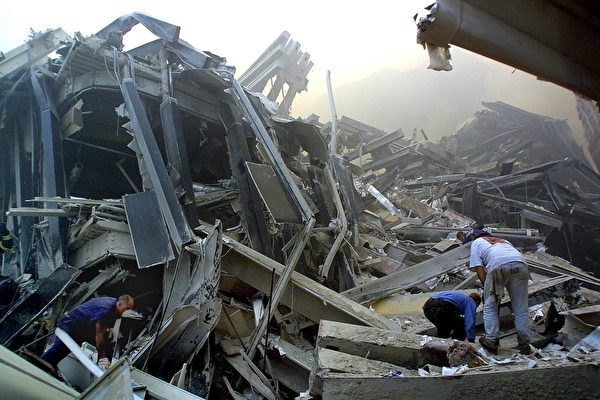 2001年9月11日，救难人员在事故现场进行救援（DOUG KANTER / AFP ImageForum） 