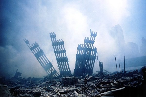 2001年9月11日，大楼倒塌后仅剩的断垣残壁（ALEXANDRE FUCHS / AFP ImageForum） 
