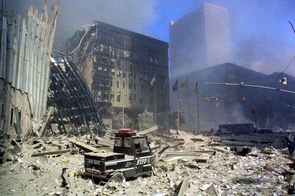 2001年9月11日，救难人员在事故现场进行救援。（DOUG KANTER/AFP）
