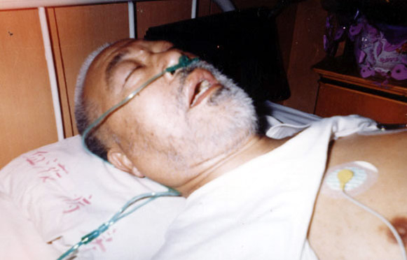 魏在鑫被折磨后在医院的照片。（明慧网）