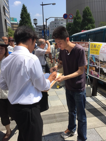 日本征集到10,898民众对江泽民的举报，图为日本法轮功学员在街头征签，民众联署声援签名举报江泽民。（日本法轮大法学会提供）