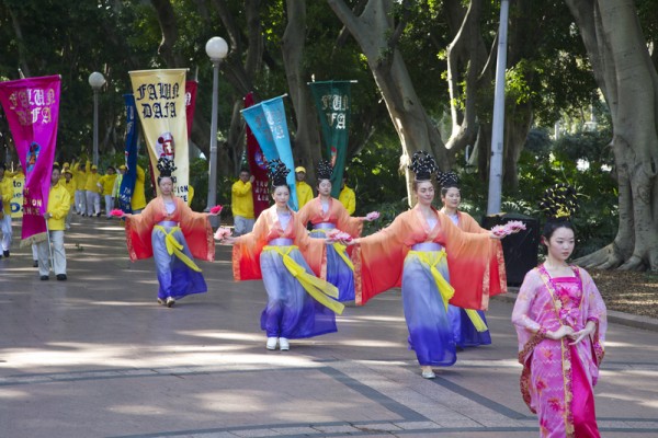 9月4日在澳洲部分法輪功學員在修煉交流會期間，在悉尼舉行了盛大遊行。（瑞內／大紀元）