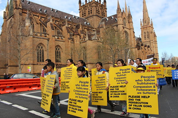 2015年9月4日，澳洲部分法轮功学员在悉尼高院举行声援诉江集会，在悉尼市中心举行大游行（骆亚/大纪元）