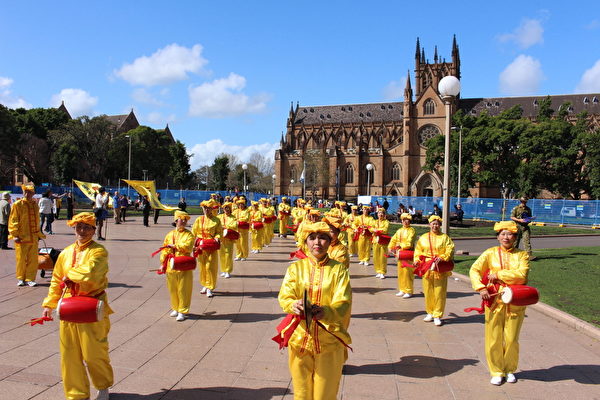 2015年9月4日澳大利亞法會期間，全澳部分法輪功學員在紐省高院前舉行聲援訴江集會，並在悉尼市中心舉行大遊行。（駱亞/大紀元）
