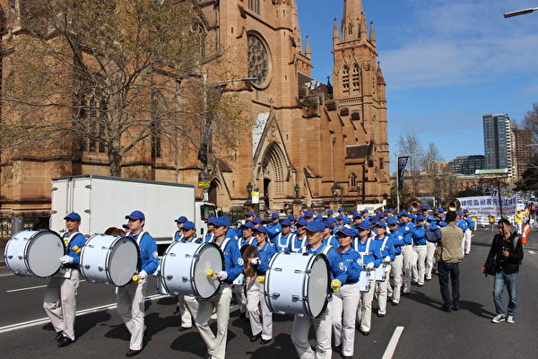 2015年9月4日澳大利亞法會期間，全澳部份法輪功學員在紐省高院前舉行聲援訴江集會，並在悉尼市中心舉行大遊行。（駱亞/大紀元）