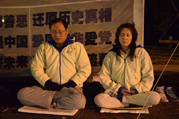 2015年7月20日，张泳和于曼华在中共驻澳大使馆前烛光悼念被迫害致死的大陆法轮功学员。（本人提供）