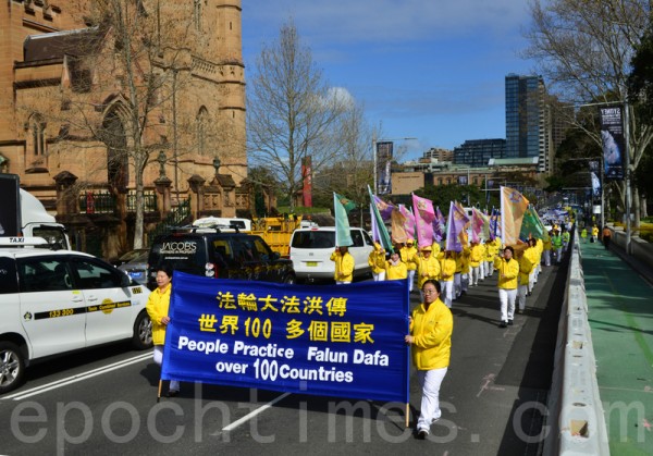 9月4日在澳洲部分法輪功學員在悉尼修煉交流會期間， 舉行了盛大的遊行。（簡玬／大紀元）