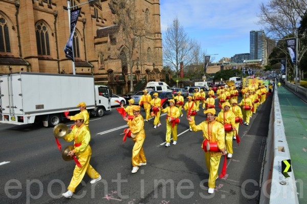 9月4日在澳洲法輪大法修煉心得交流會期間，舉行了盛大的遊行。圖為法輪功學員組成的腰鼓隊（簡玬/大紀元）