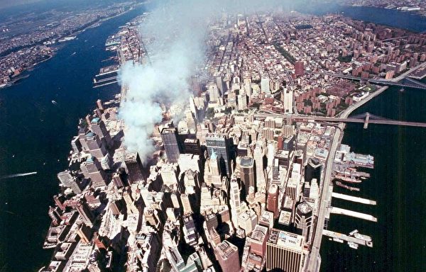 2001年9月11日，纽约，世贸中心倒塌现场的空拍图。(AFP)