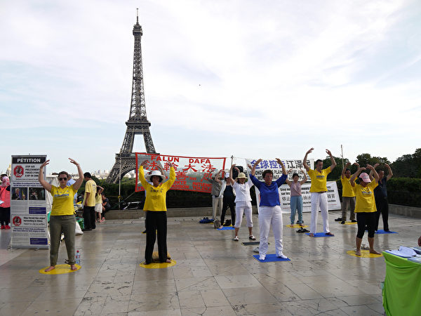 二零一五年九月七日，部分法国法轮功学员在艾菲尔铁塔下的人权广场集体炼功和传播法轮功的真相，同时征集制止中共活摘法轮功学员器官的签名，及声援诉江。（明慧网）