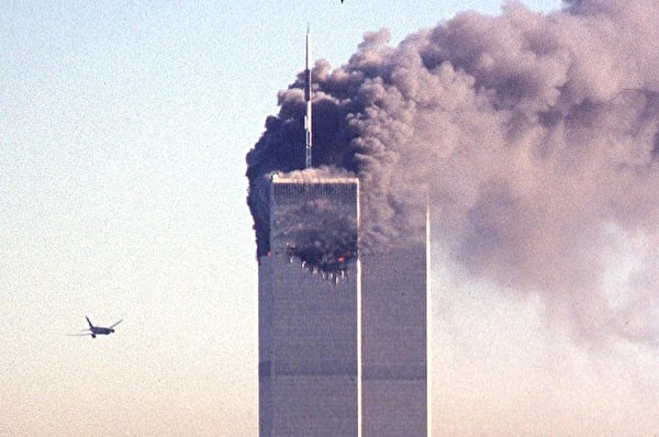 2001年9月11日，纽约，联合航空第175班机，冲向世贸中心南塔的瞬间。(SETH MCALLISTER/AFP)