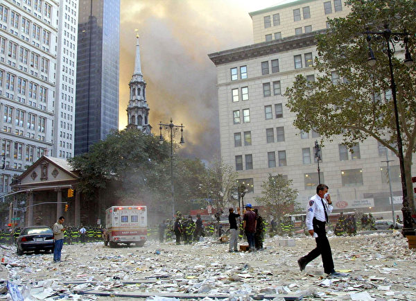 2001年9月11日，纽约，世贸中心倒塌后，附近街道布满灰烬。(Mario Tama/Getty Images)
