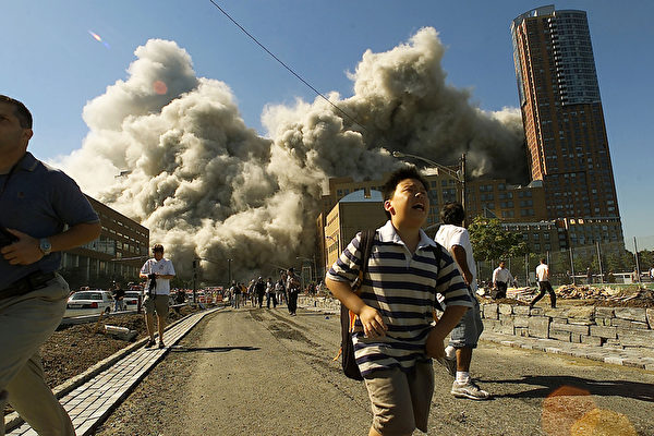 2001年9月11日，纽约，世贸中心双塔倒塌后，附近民众仓惶逃离。(Jose Jimenez/Primera Hora/Getty Images)