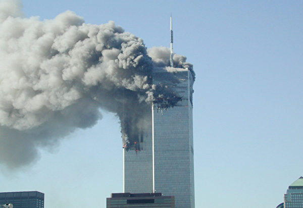 2001年9月11日，纽约，世贸中心双塔遭撞击后，起火燃烧冒出滚滚浓烟。(Fabina Sbina/ Hugh Zareasky/Getty Images)