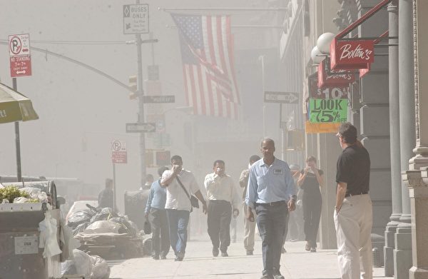 2001年9月11日，纽约，世贸中心双塔遭撞击后，附近街道灰烬尘土密布。(Spencer Platt/Getty Images)