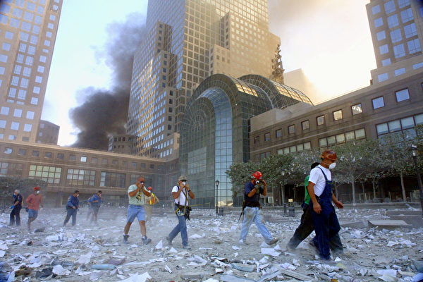 2001年9月11日，纽约，世贸中心双塔遭撞击后，附近街道灰烬尘土密布。(Mario Tama/Getty Images)