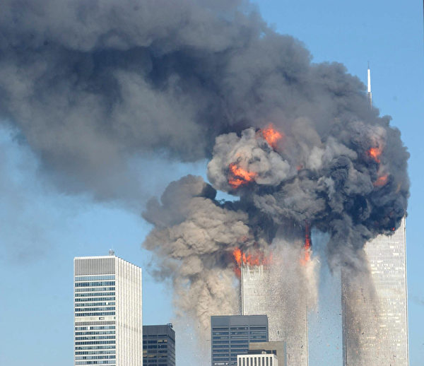 2001年9月11日，纽约，世贸中心双塔遭撞击后，起火燃烧。(Spencer Platt/Getty Images)
