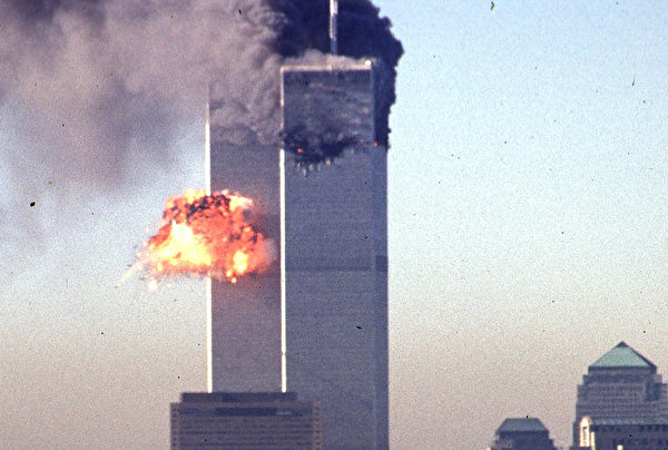 2001年9月11日，纽约，世贸中心南塔遭撞击的瞬间起火燃烧。(SETH MCALLISTER/AFP)