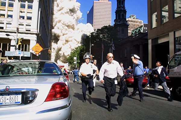 2001年9月11日，纽约，世贸中心双塔遭撞击后，民众仓惶逃离。(Doug KANTER/AFP)