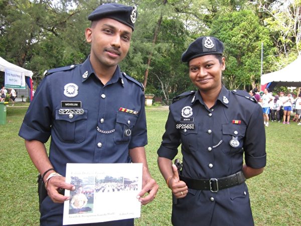 當天值勤的警員Sugiya（右）和T. Nadarajan（左）都對法輪大法遊行隊伍留下了美好印象。（大紀元）