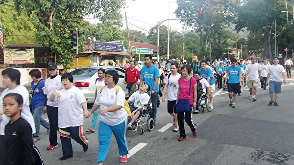 參與「和平步行」的民眾們跟隨法輪大法遊行隊伍，為和平步行1.5公里的路程。（楊曉慧/大紀元）