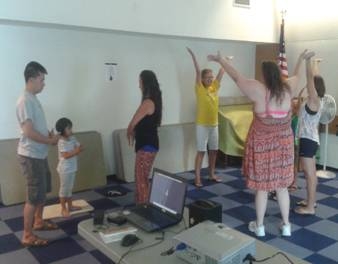 法轮功学员在密纳梅沙（Mira Mesa）社区图书馆教功。（明慧网）