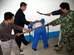演示酷刑：毒打。在中国的劳教所和监狱中毒打是对待被关押人一种最常见的酷刑，重者致残，致死。（明慧网）