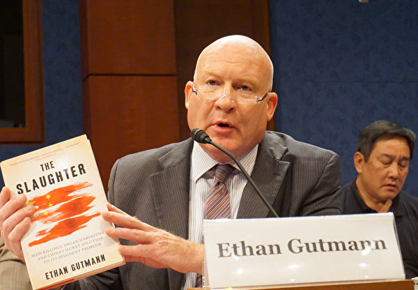 前美国智库研究员、《大屠杀》《失去新中国》作者、独立记者伊森‧葛特曼（Ethan Gutmann）图为葛特曼展示他的著作、活摘器官调查结果《大屠杀》（李莎／大纪元）