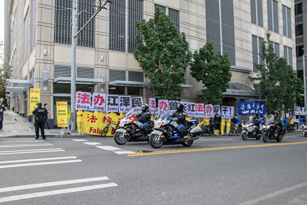 9月23日上午习近平的车队离开酒店时，在呼吁法办江泽民的横幅前通过。（曹景哲／大纪元）