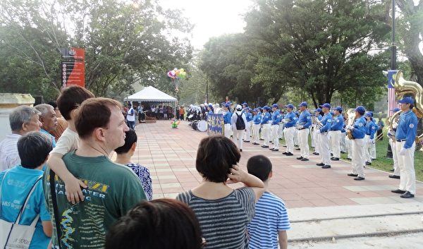 「2015年太平和平節」在法輪功學員組成的天國樂團演奏國歌後拉開序幕。（楊曉慧/大紀元）