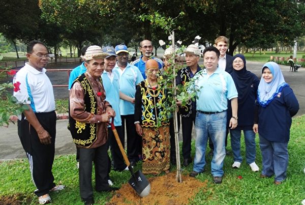 太平市議會主席拿督阿都拉欣引領嘉賓，為今年太平「國際和平日」紀念活動植樹。（楊曉慧/大紀元）