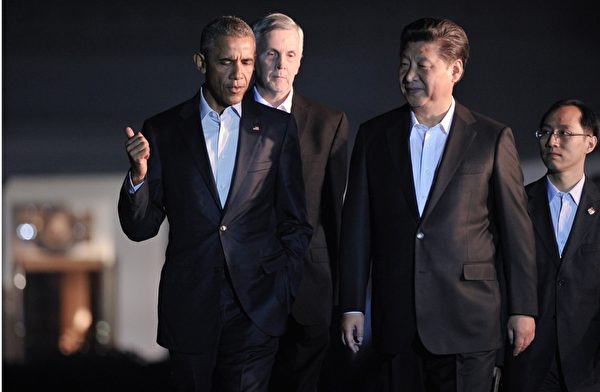 2015年9月24日，华盛顿DC，美国总统奥巴马和中共国家主席习近平边走边聊。(MANDEL NGAN/AFP/Getty Images)