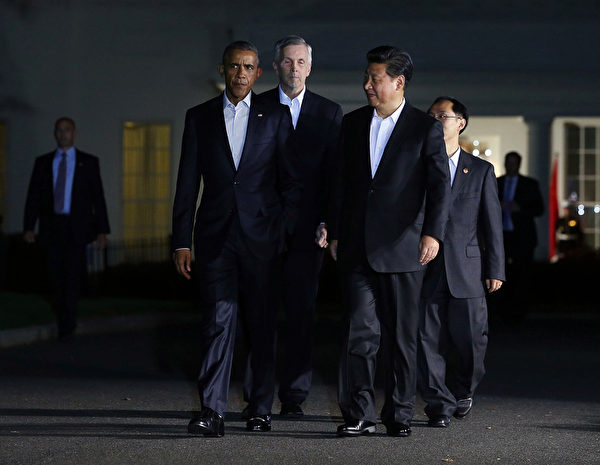 2015年9月24日，華盛頓DC，美國總統奧巴馬和中共國家主席習近平一起前往國賓館布萊爾宮（Blair House）。(Mark Wilson/Getty Images)