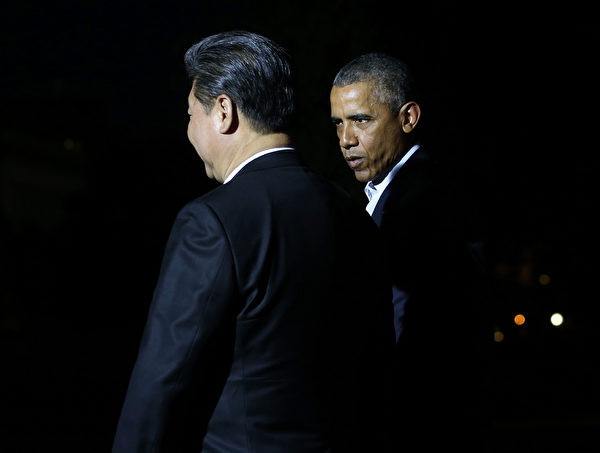 2015年9月24日，華盛頓DC，美國總統奧巴馬和中共國家主席習近平邊走邊聊。(Mark Wilson/Getty Images)