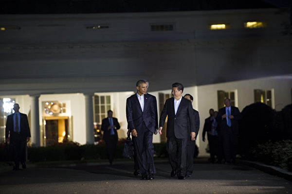 2015年9月24日，华盛顿DC，美国总统奥巴马和中共国家主席习近平一起前往国宾馆布莱尔宫（Blair House）。(Rod Lamkey-Pool/Getty Images)