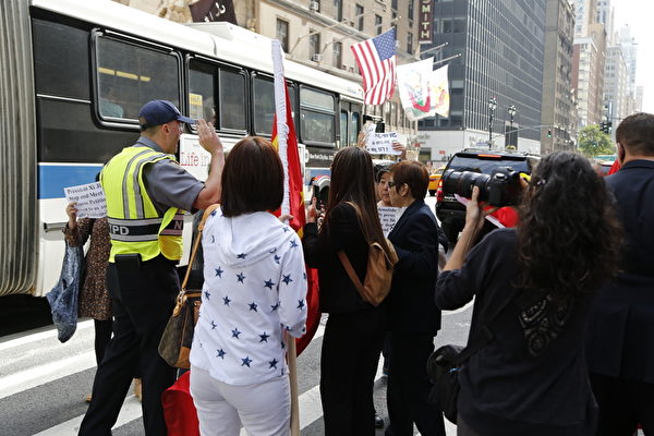 2015年9月26日，紐約華爾道夫酒店附近，扛著中共血旗歡迎習近平的隊伍與維權訪民起衝突。（施萍/大紀元）