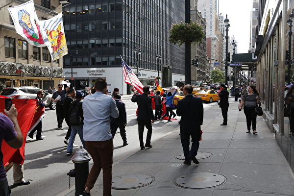 2015年，紐約華爾道夫酒店附近，扛著中共血旗歡迎習近平的對於與維權訪民起衝突。（大紀元資料圖）