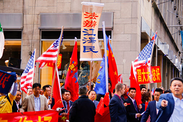 9月27日早上习近平车队在华尔道夫酒店附近出现，法轮功学员“法办江泽民”的横幅在旗中独树一帜，非常显眼。（戴兵／大纪元）