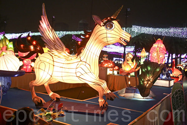 中秋之夜，香港维多利亚公园中秋花灯吸引大批市民游玩。（余钢／大纪元）